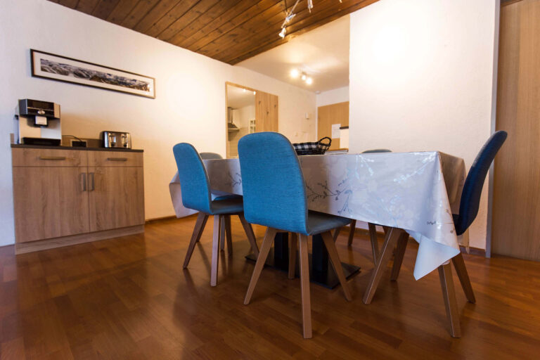 budget_apartments_zermatt_haus_theodul_401_living_dining_010