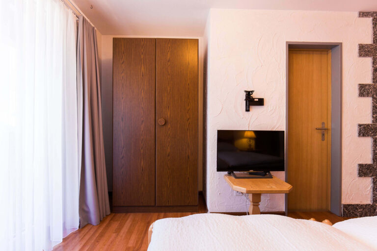 budget_apartments_zermatt_haus_theodul_405_bedroom_012