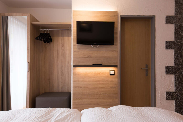 haus_theodul_zermatt_budget_apartments_305_bedroom_012