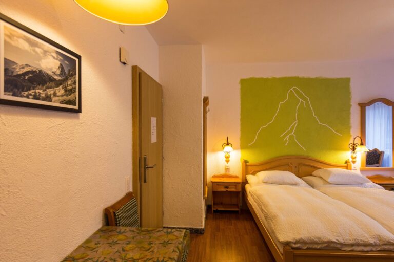 haus_theodul_zermatt_budget_apartments_studio_010_105_lenspitz_bedroom_011