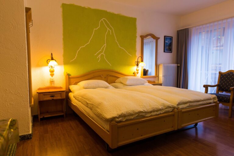 haus_theodul_zermatt_budget_apartments_studio_010_105_lenspitz_bedroom_013