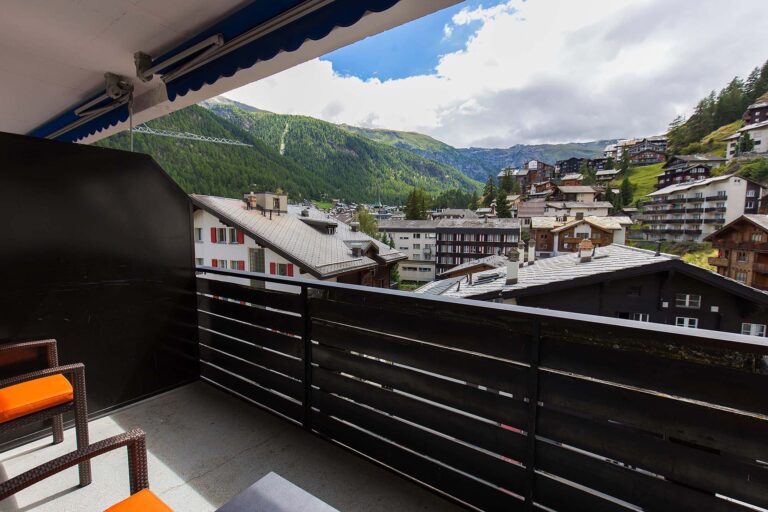 haus_theodul_zermatt_budget_apartments_404_balcony_010.jpg