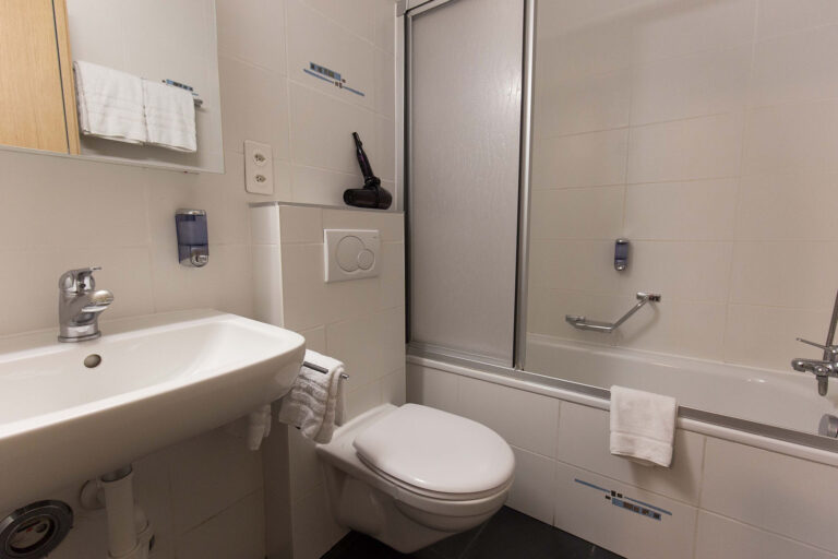 haus_theodul_zermatt_budget_apartments_304_bathroom_010-1