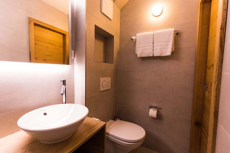 zermatt-holiday-apartments-haus-theodul-penthouse-bedroom-ensuite-bathroom