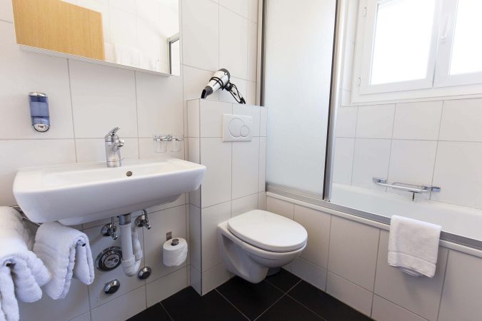 budget_apartments_zermatt_haus_theodul_306_bathroom_010