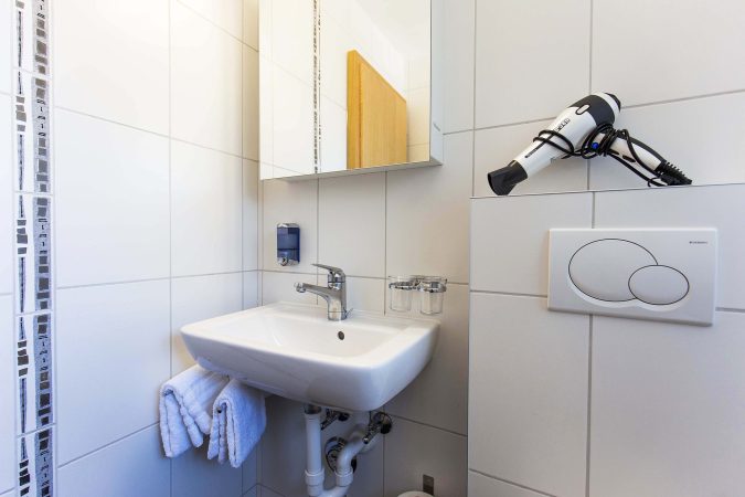 budget_apartments_zermatt_haus_theodul_306_bathroom_011
