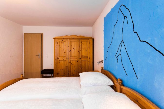 budget_apartments_zermatt_haus_theodul_306_bedroom_011
