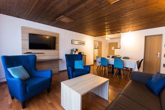 budget_apartments_zermatt_haus_theodul_401_living_dining_011