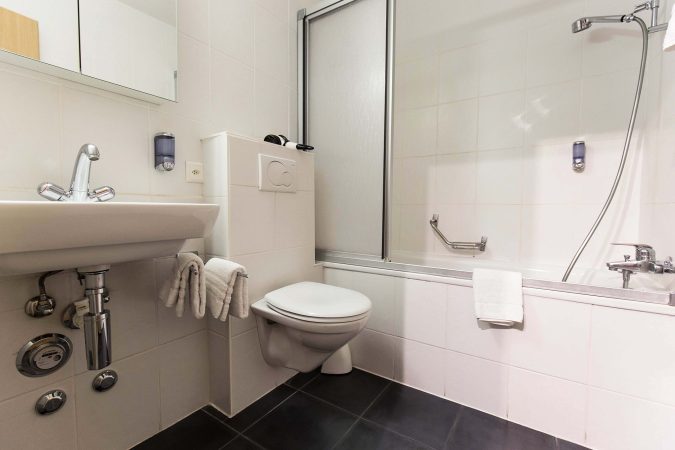 budget_apartments_zermatt_haus_theodul_402_bathroom_011