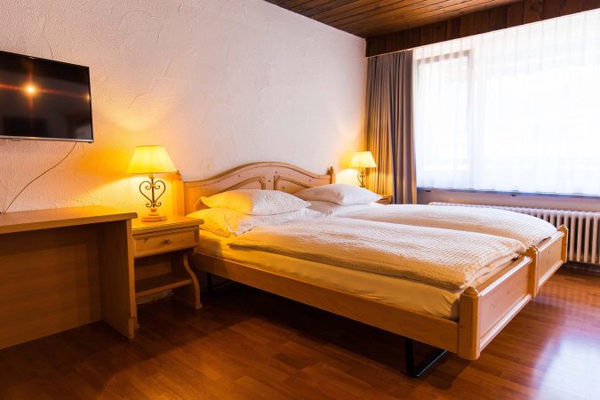 budget_apartments_zermatt_haus_theodul_402_bedroom_010