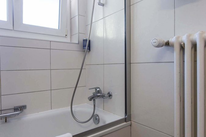 budget_apartments_zermatt_haus_theodul_406_bathroom_010