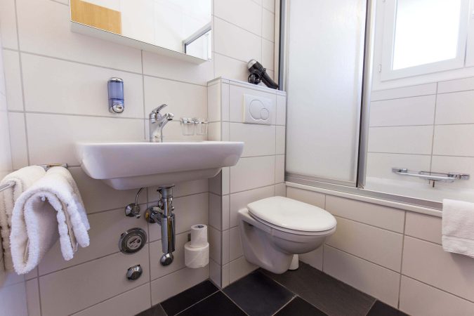 budget_apartments_zermatt_haus_theodul_406_bathroom_011
