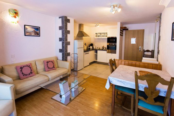 budget_apartments_zermatt_haus_theodul_406_living_013