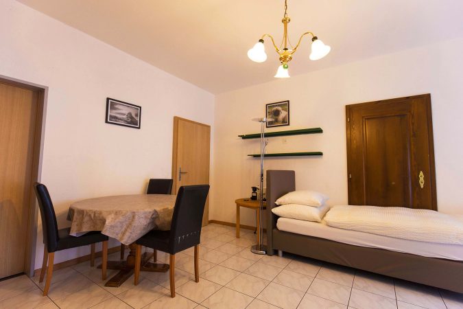 budget_apartments_zermatt_haus_theodul_parterre_03_bedroom_012