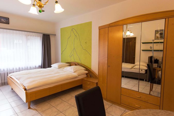 budget_apartments_zermatt_haus_theodul_parterre_03_bedroom_013