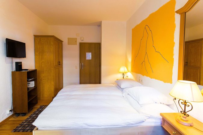 budget_apartments_zermatt_haus_theodul_parterre_04_bedroom_012
