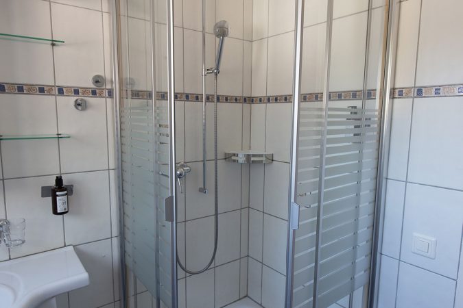 haus_theodul_zermatt_budget_apartments_206_shower_cubicle