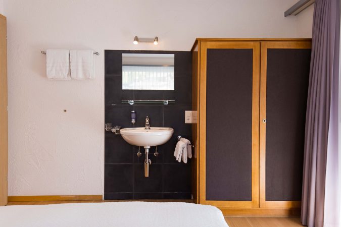 haus_theodul_zermatt_budget_apartments_301_bedroom_021