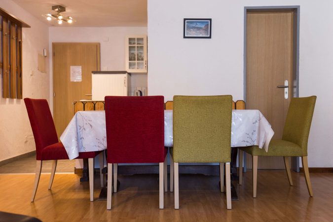 haus_theodul_zermatt_budget_apartments_301_living_dining_010