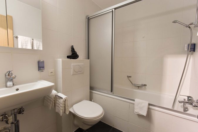 haus_theodul_zermatt_budget_apartments_302_bathroom_011