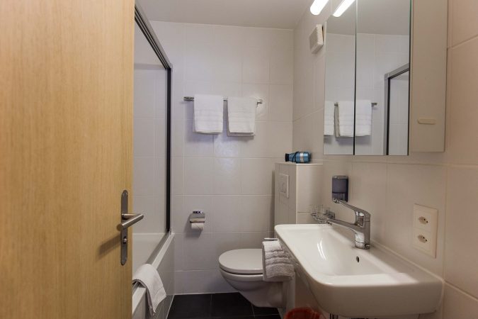 haus_theodul_zermatt_budget_apartments_303_bathroom_010
