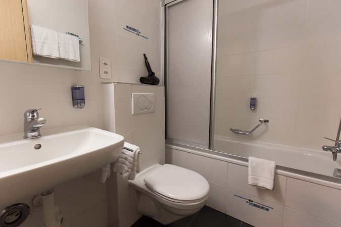 haus_theodul_zermatt_budget_apartments_304_bathroom_010