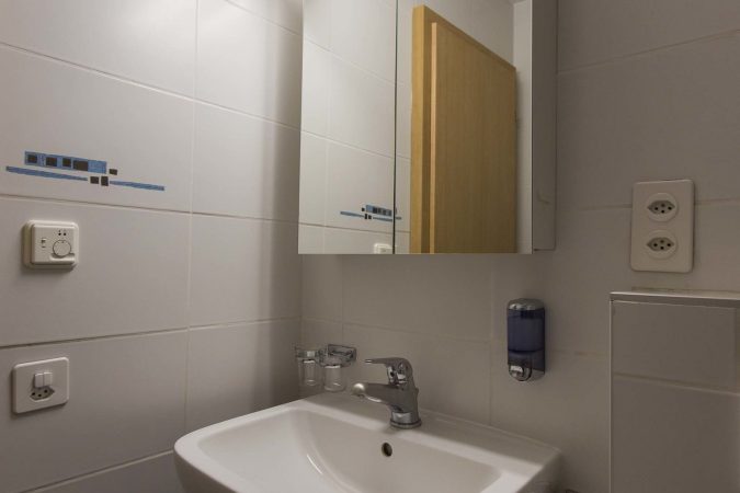 haus_theodul_zermatt_budget_apartments_304_bathroom_02