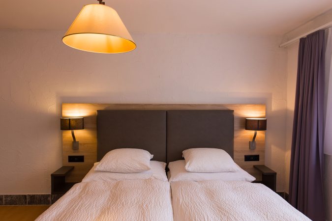 haus_theodul_zermatt_budget_apartments_304_bedroom_01