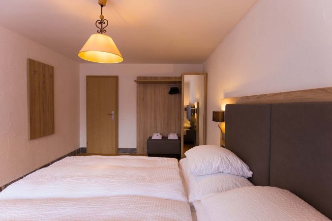 haus_theodul_zermatt_budget_apartments_304_bedroom_010-1