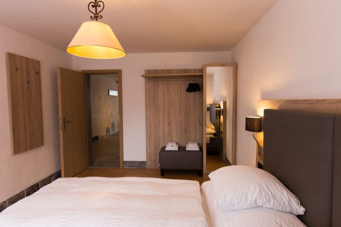 haus_theodul_zermatt_budget_apartments_304_bedroom_04