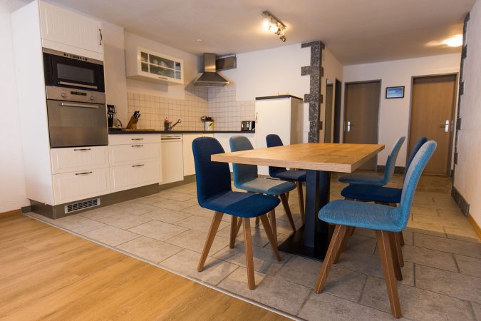haus_theodul_zermatt_budget_apartments_304_dining_kitchen_02