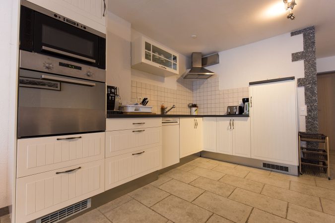 haus_theodul_zermatt_budget_apartments_304_kitchen_05