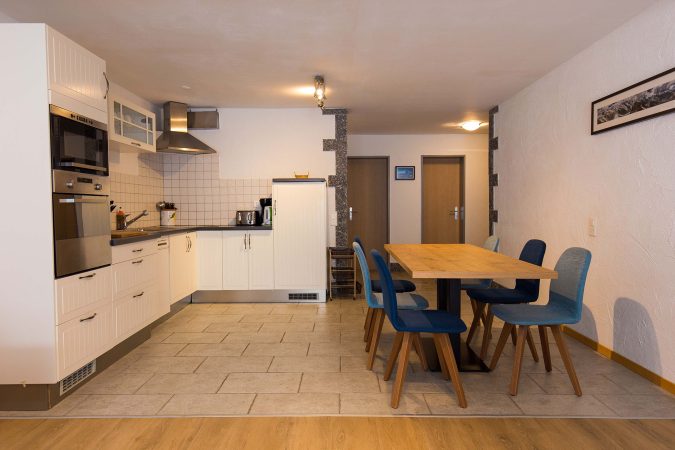 haus_theodul_zermatt_budget_apartments_304_living_kitchen_010