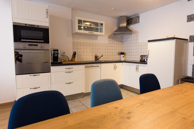 haus_theodul_zermatt_budget_apartments_304_living_kitchen_011