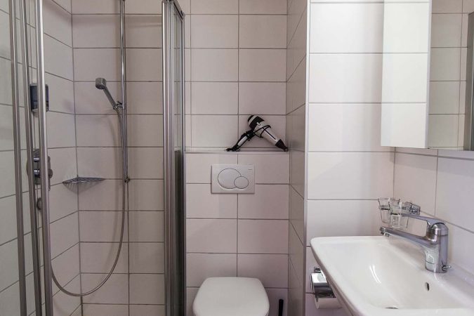 haus_theodul_zermatt_budget_apartments_305_bathroom_010jpg