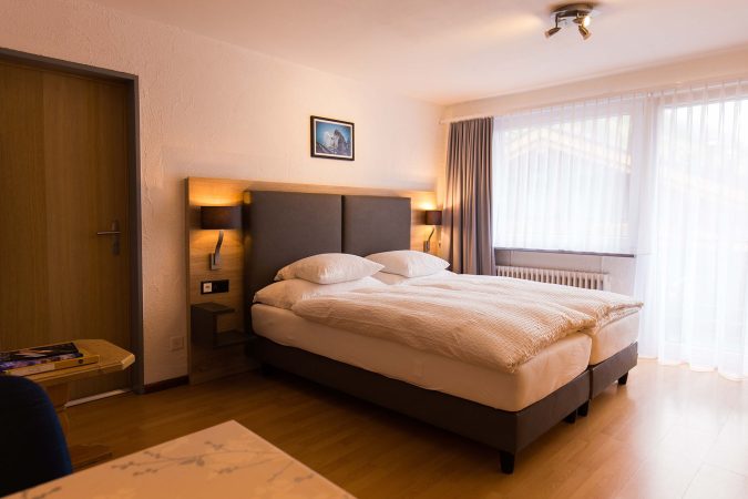 haus_theodul_zermatt_budget_apartments_305_bedroom_010