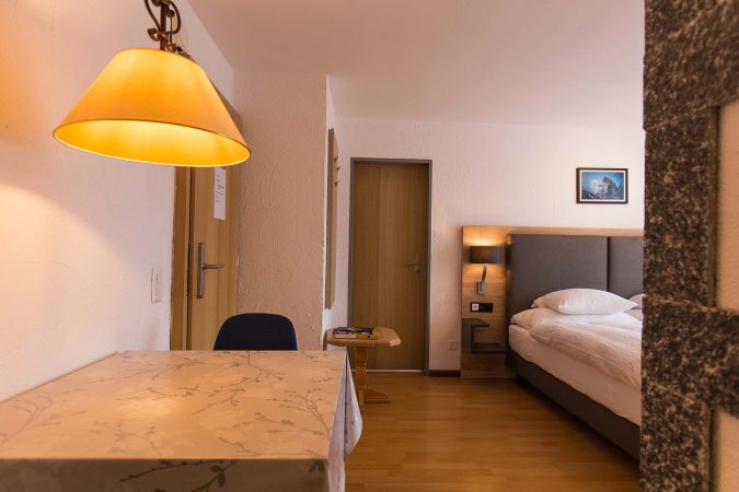 haus_theodul_zermatt_budget_apartments_305_living_dining_010