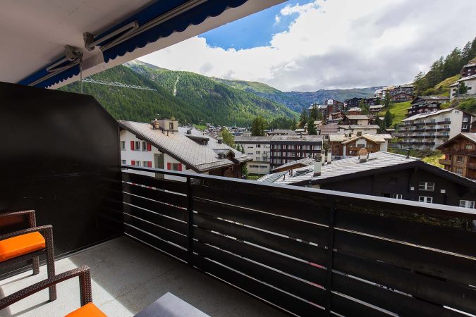 haus_theodul_zermatt_budget_apartments_404_balcony_010