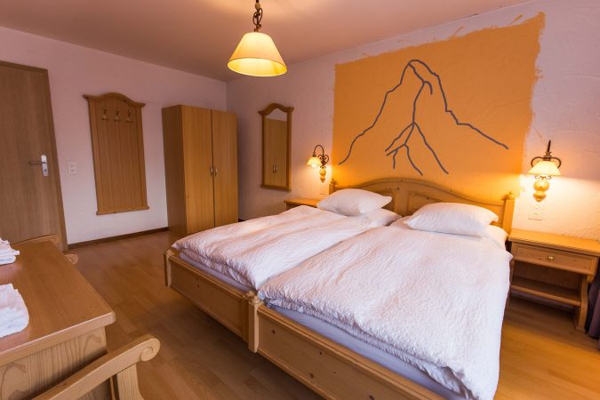 haus_theodul_zermatt_budget_apartments_404_bedroom_020