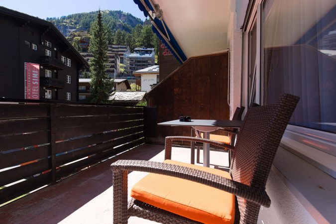haus_theodul_zermatt_budget_apartments_parterre_balcony_010