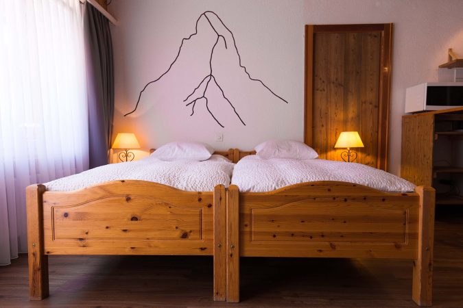 haus_theodul_zermatt_budget_apartments_parterre_bedroom_010