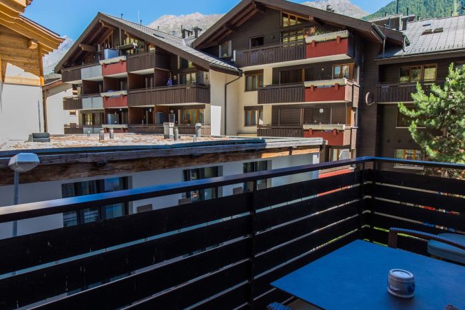 haus_theodul_zermatt_budget_apartments_studio_010_105_lenspitz_balcony_010