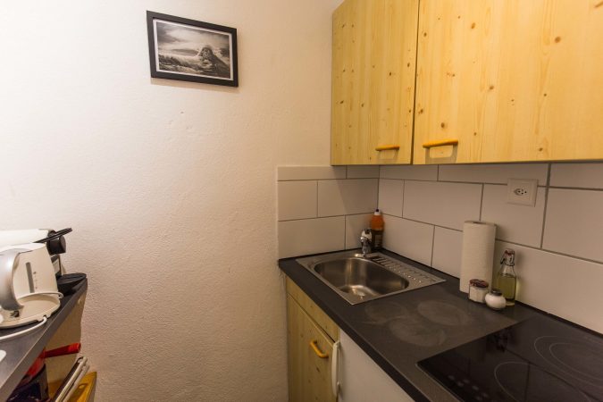 haus_theodul_zermatt_budget_apartments_studio_010_105_lenspitz_kitchen_010